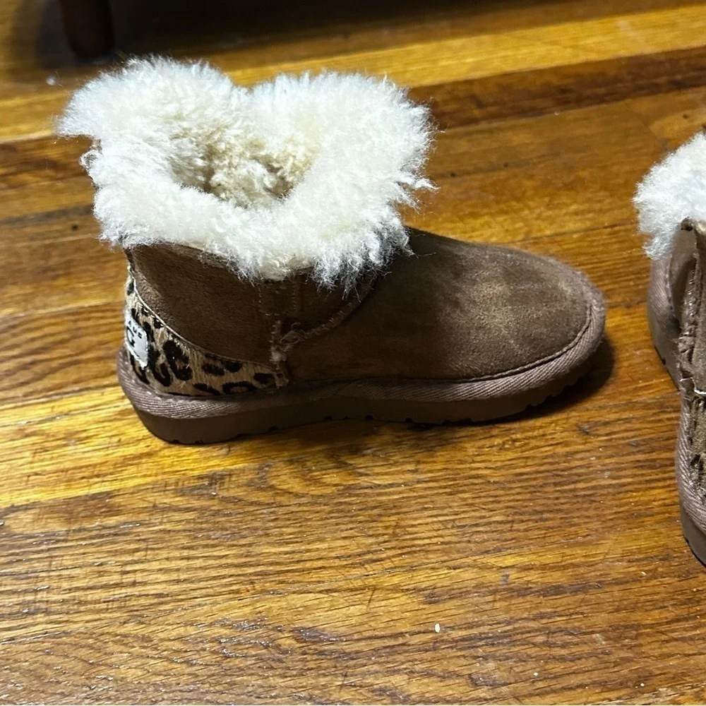 Girls Uggs anilmal print shearling suede size 8/9